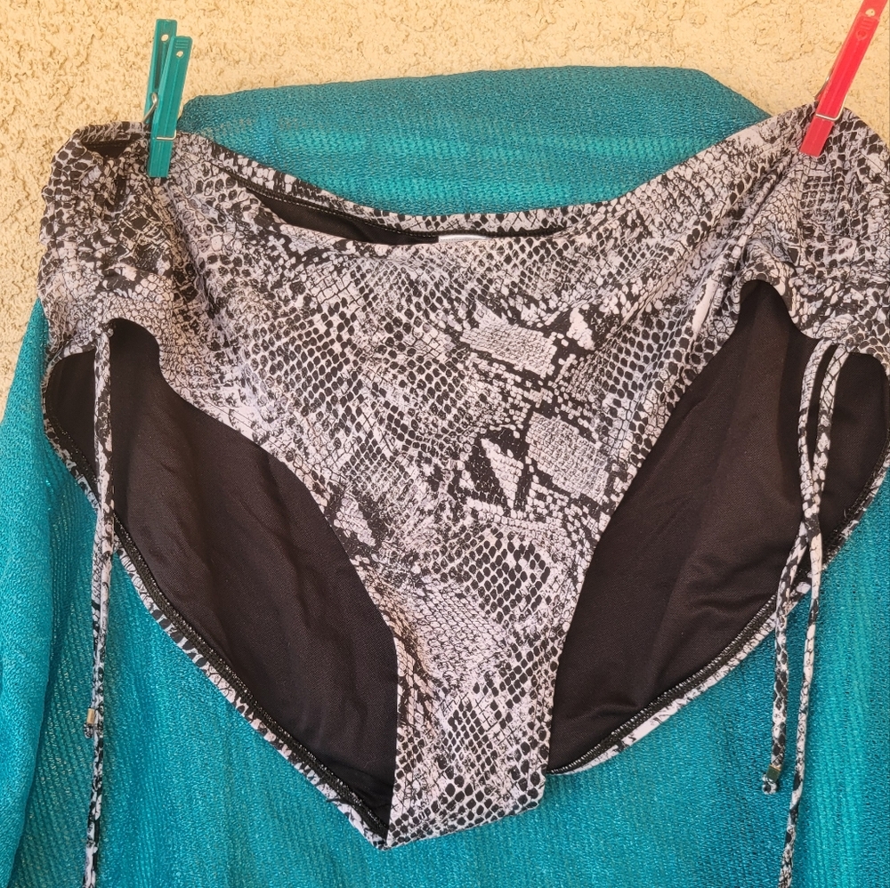 Time and Tru Women's CT Side Ruch Mid Rise Swim Bottom 1X Snake Skin